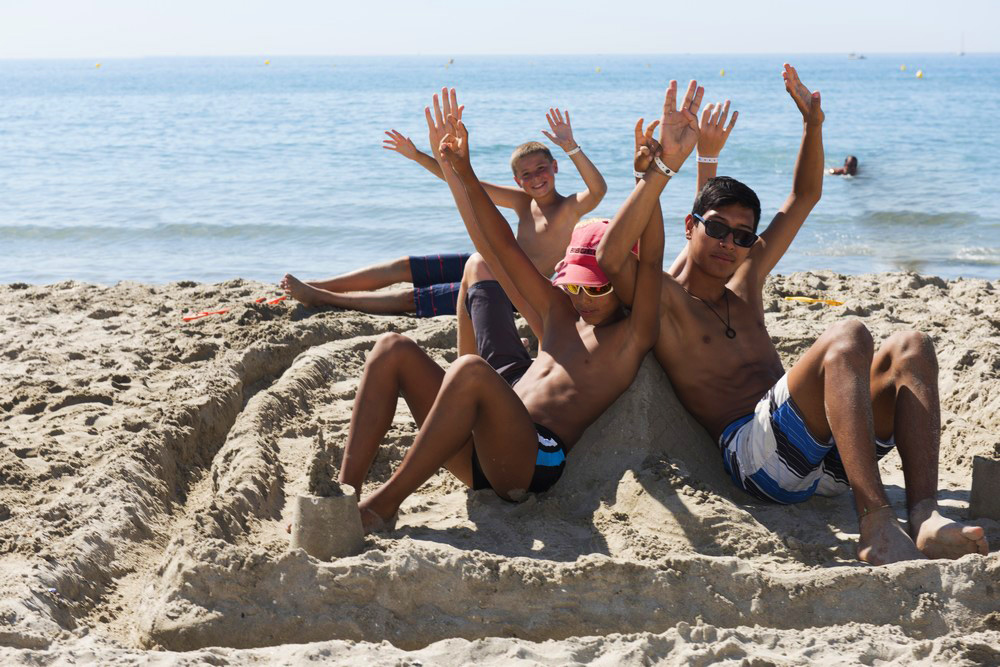 les ados sont sur la plage de Montpellier