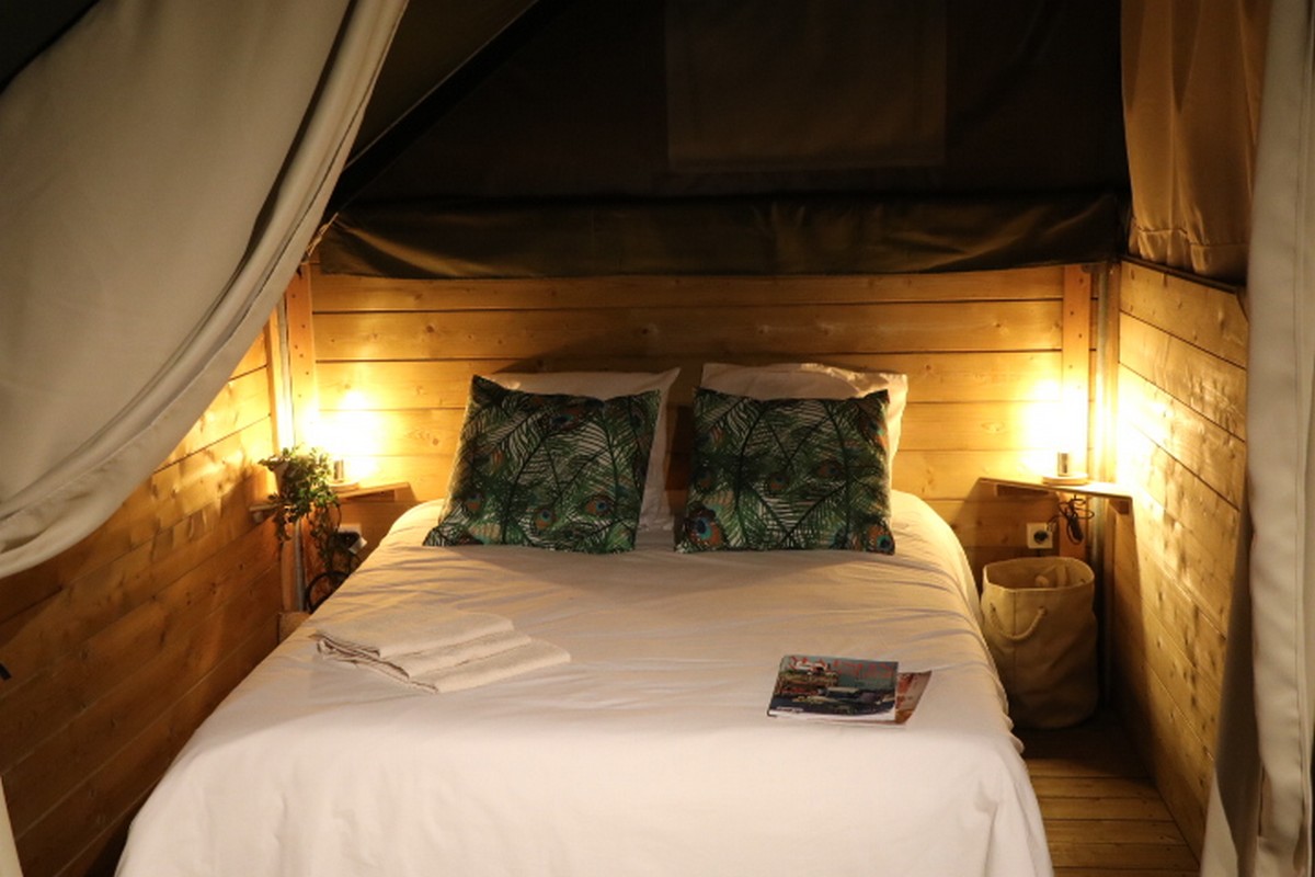 chambre grand lit dans tente kibo palavas